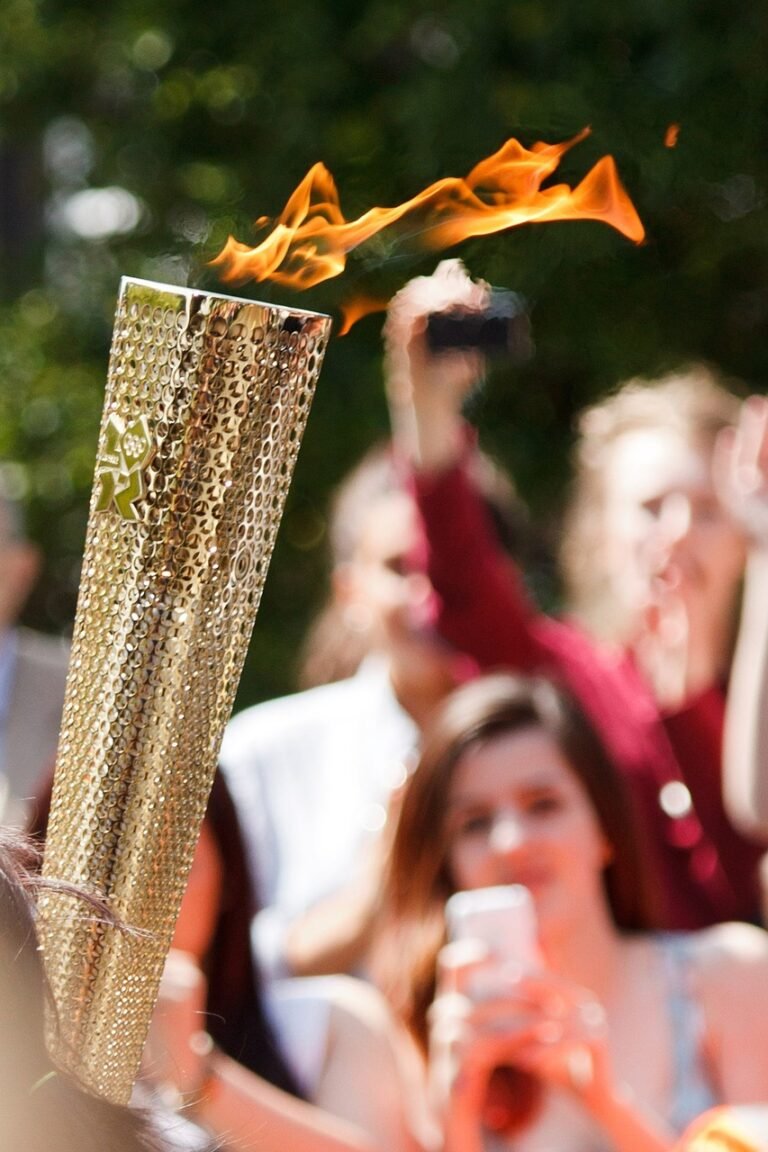 flamme olympique symbole historique sportif avec foule en arrière plan