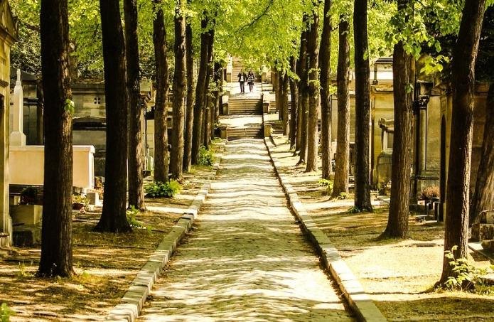 Allée pavée du cimetière Père Lachaise ensoleillé