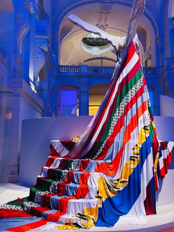 Drap multicolore sur une statue dans un musée Paris