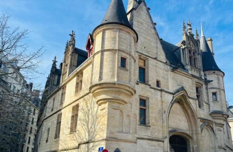 Le Marais Paris bibliotheque forney