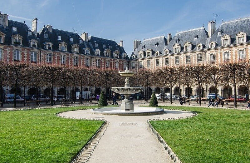 Place des Vosges vue panoramique Paris