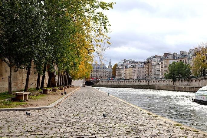 Quai de Seine Quartier Latin Paris