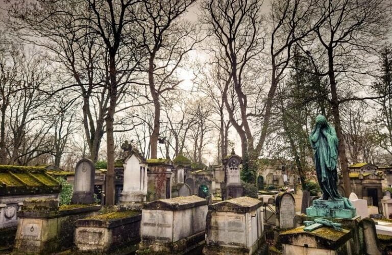 Tombes et statues cimetière Père Lachaise