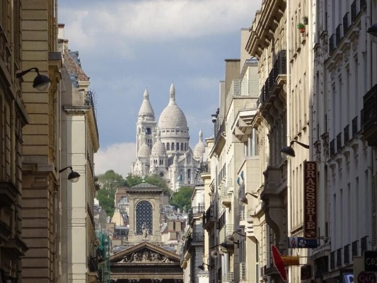 Vue du Sacré Coeur depuis une rue du du quartier Montmartre de Paris